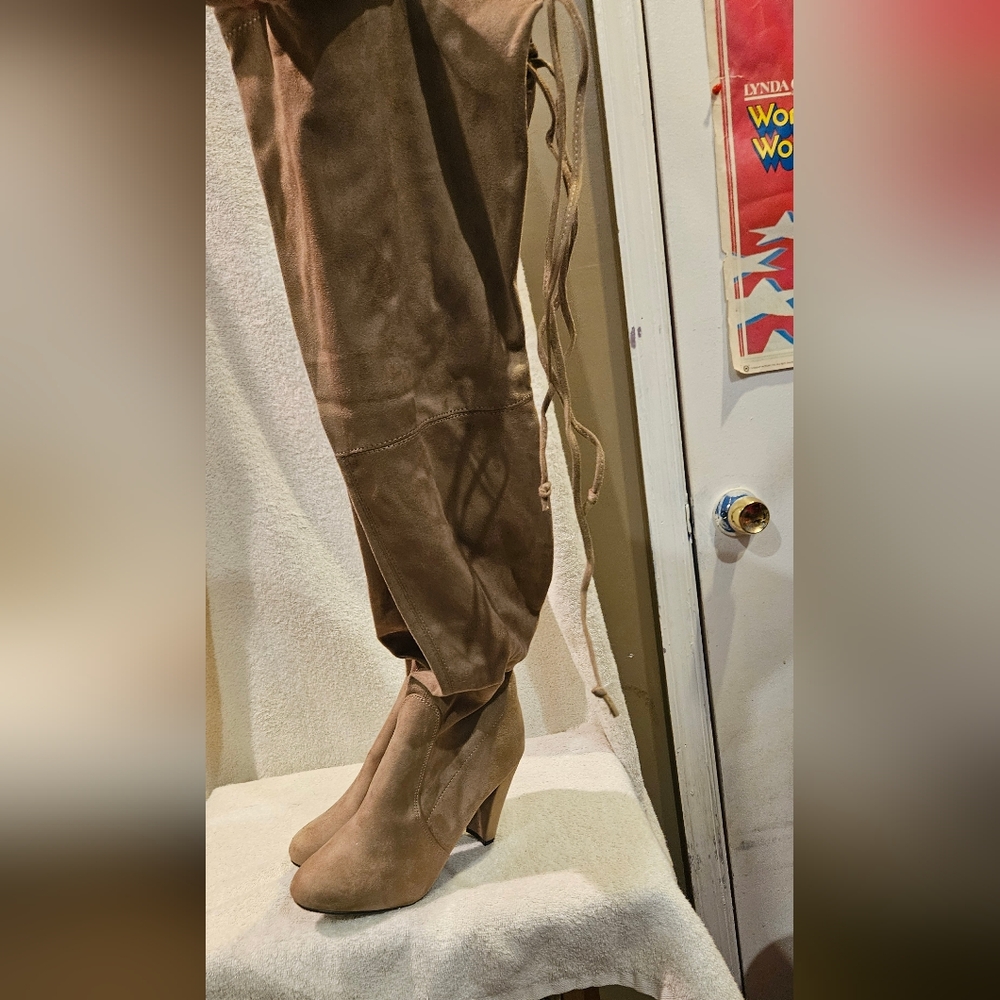 BRECKELLE'S KNEE HIGH BOOTS